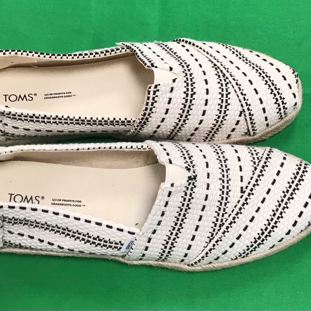 TOMS Women's Black and White Espadrilles size 11 - Picture 5 of 6